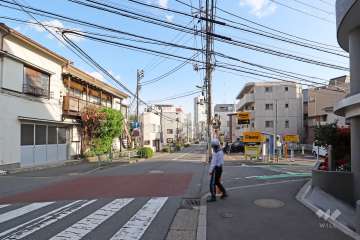 敷地の東側前面道路(北側から)
