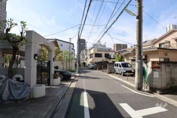 敷地北東側の前面道路(北東側から)