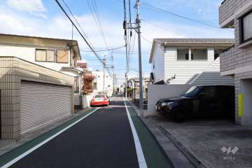 敷地北東側の前面道路(北西側から)