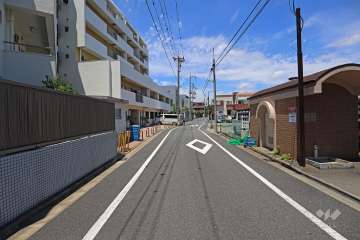 敷地東側の前面道路(南側から)