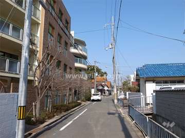 周辺は一戸建てが中心に立ち並ぶ静かな住宅地です。
