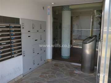 オートロックの操作盤、宅配ボックス、共用ポスト