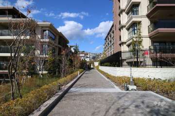 Ⅰ街区との間の敷地内通路（写真右手がⅡ街区）