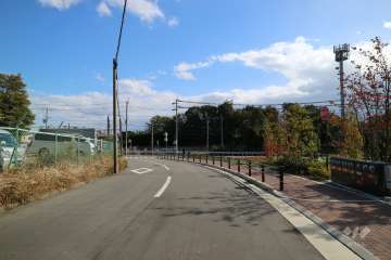 敷地北東側の前面道路（北側から）