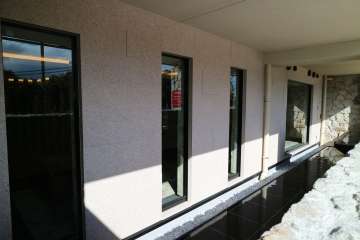 エントランス横は水が流れています。