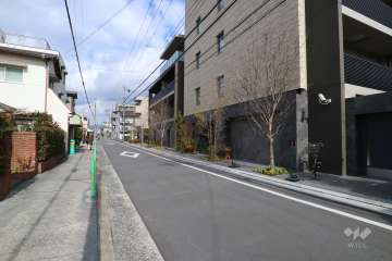 敷地西側の前面道路