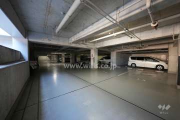 2階にある敷地内駐車場（屋内平面式）