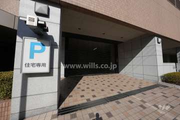 駐車場入り口はリングシャッター付きです。