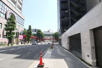 敷地東側の前面道路（北側から）