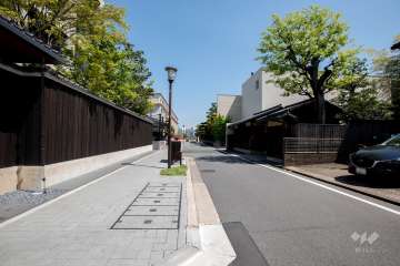 敷地南側の前面道路（西側から）