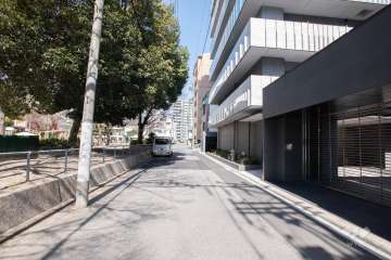 敷地西側の前面道路（南側から）