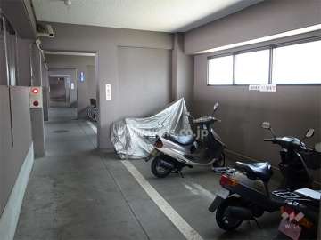 駐輪場、バイク置き場は屋内にあります。
