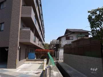 敷地の南側には一戸建てが並んでいます。