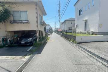 敷地北側の前面道路（東側から）