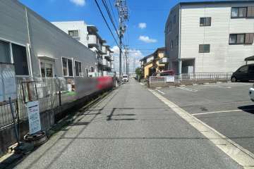 敷地北側の前面道路（西側から）