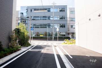 敷地南側の前面道路（東側から）