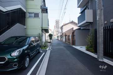 敷地南側の前面道路（西側から）