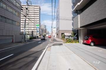 敷地西側の前面道路（南側から）