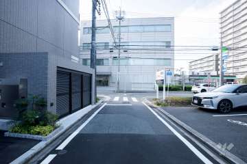 敷地北側の前面道路（東側から）