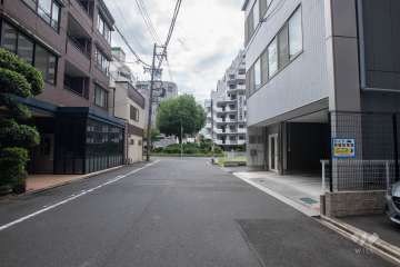 敷地東側の前面道路(北側から)