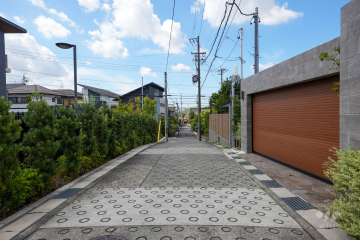 敷地北側の前面道路（東側から）
