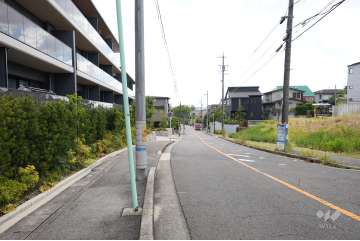 敷地西側の前面道路（北側から）