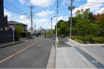 敷地西側の前面道路（南側から）