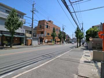 東側前面道路(北側から)