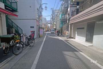 敷地北側の前面道路（東側から）