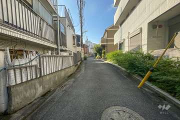 敷地西側の前面道路