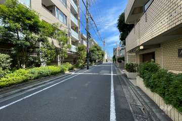 敷地北側の前面道路