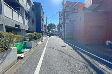 敷地西側の前面道路（北側から）