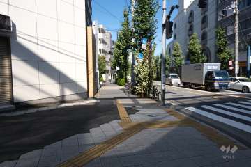 敷地東側の前面道路（南側から）