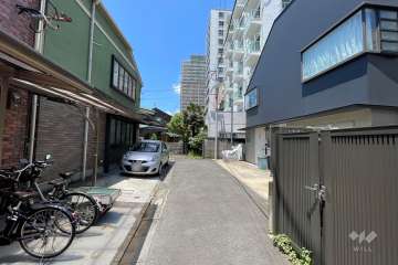 敷地南西側の前面道路（南東側から）