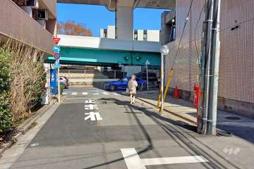 敷地西側の前面道路