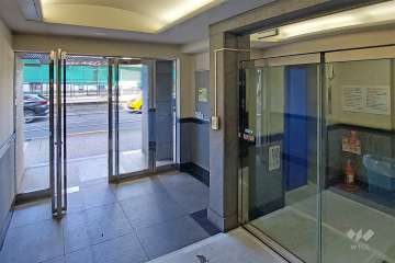 エントランスはオートロック付きです。