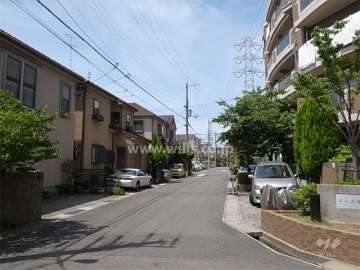 敷地南側は一戸建てが立ち並ぶ住宅地。敷地北側は二車線のバス通りに面しています。