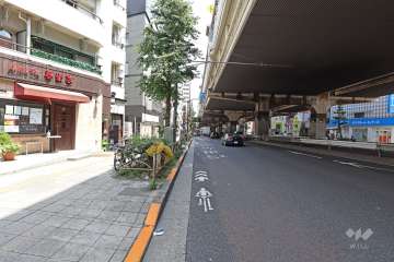 敷地南東側の前面道路（南西側から）