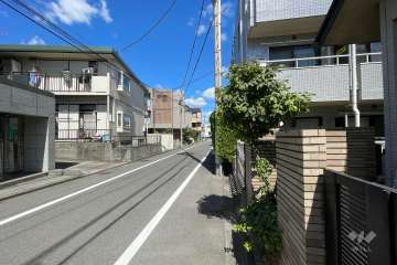 敷地前面西側道路を北進すると用賀中町通りに突き当たります。