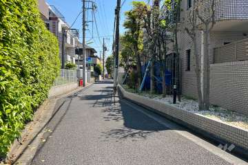 敷地北側の前面道路(西側から)