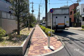 敷地西側の前面道路(北側から)