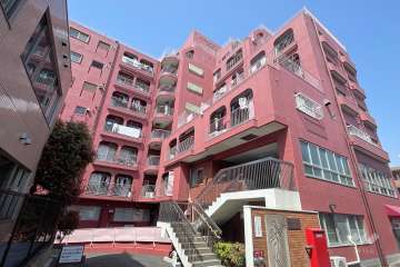 トーア明大前マンションの外観（東側から）