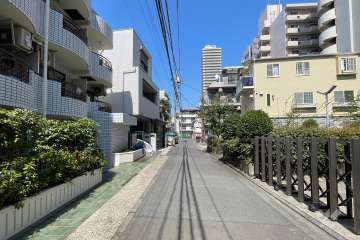 敷地南東側の前面道路
