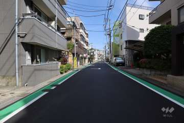 敷地北東側の前面道路（北西側から）