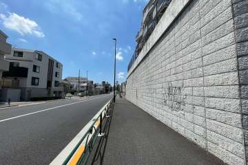 敷地東側の前面道路（北側から）