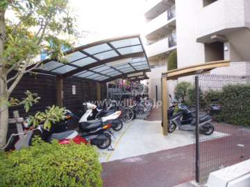 バイク置場と自転車置場