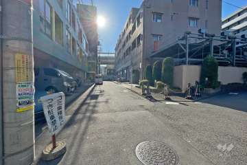 南側約50m先に国道246号が走っています。