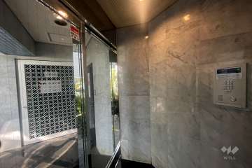 エントランスはオートロック付きです。