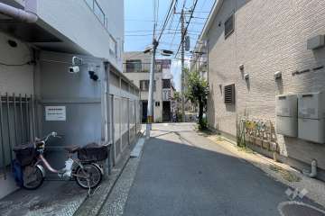 敷地北側の前面道路（東側から）