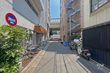 敷地西側の前面道路（北側から）